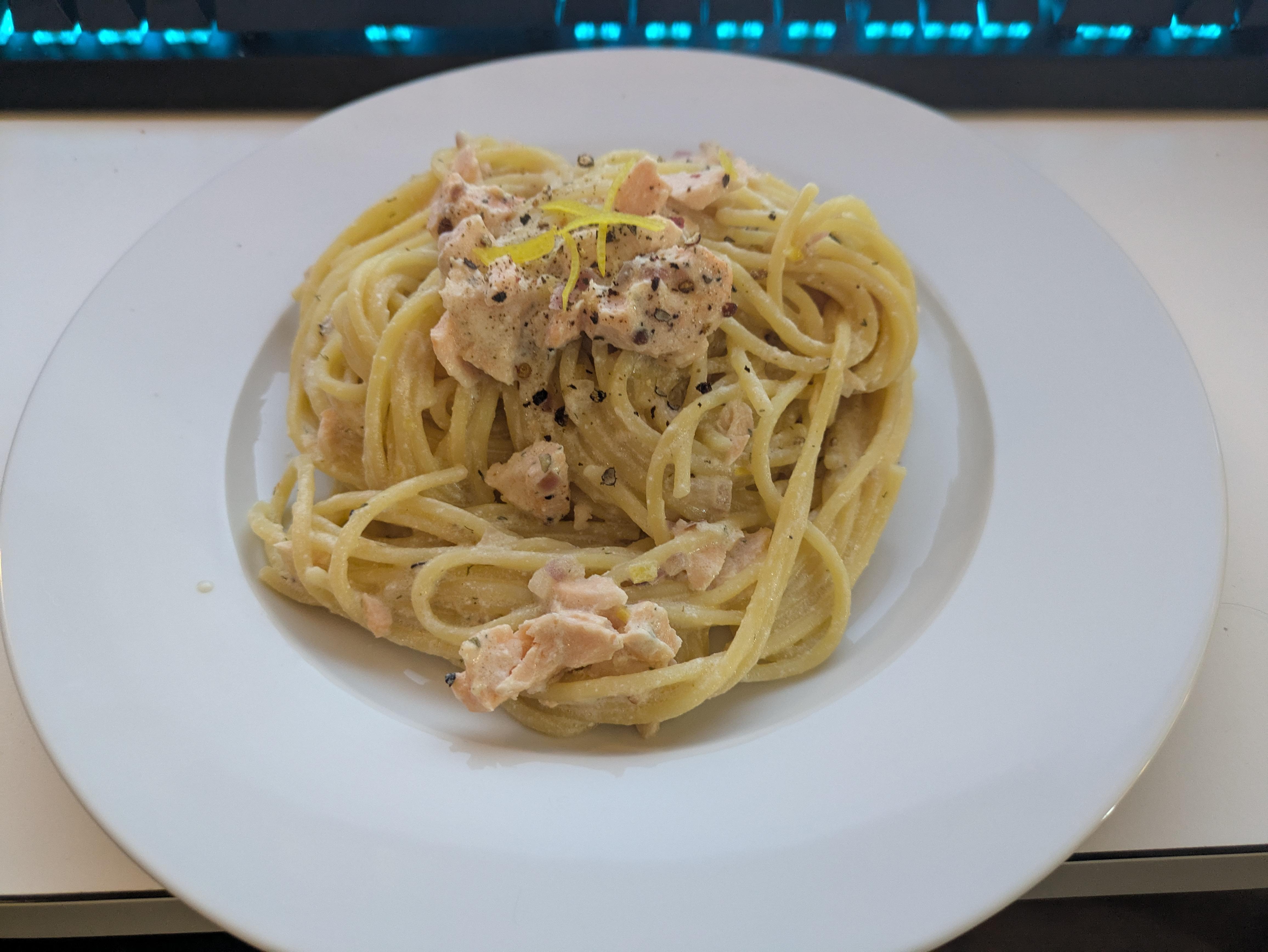 Spaghetti with Salmon in Cream