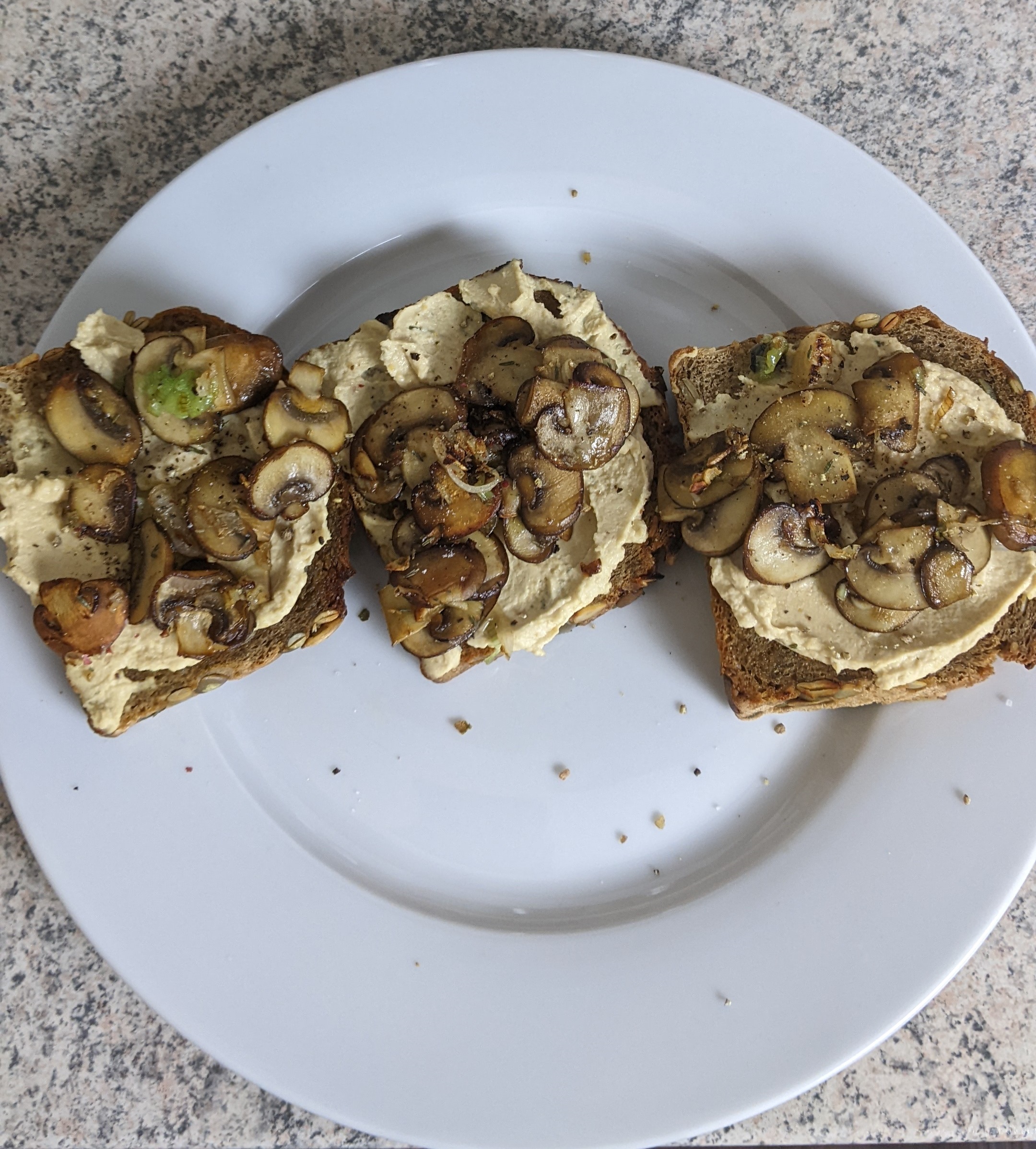 Bread with Hummus and Mushrooms